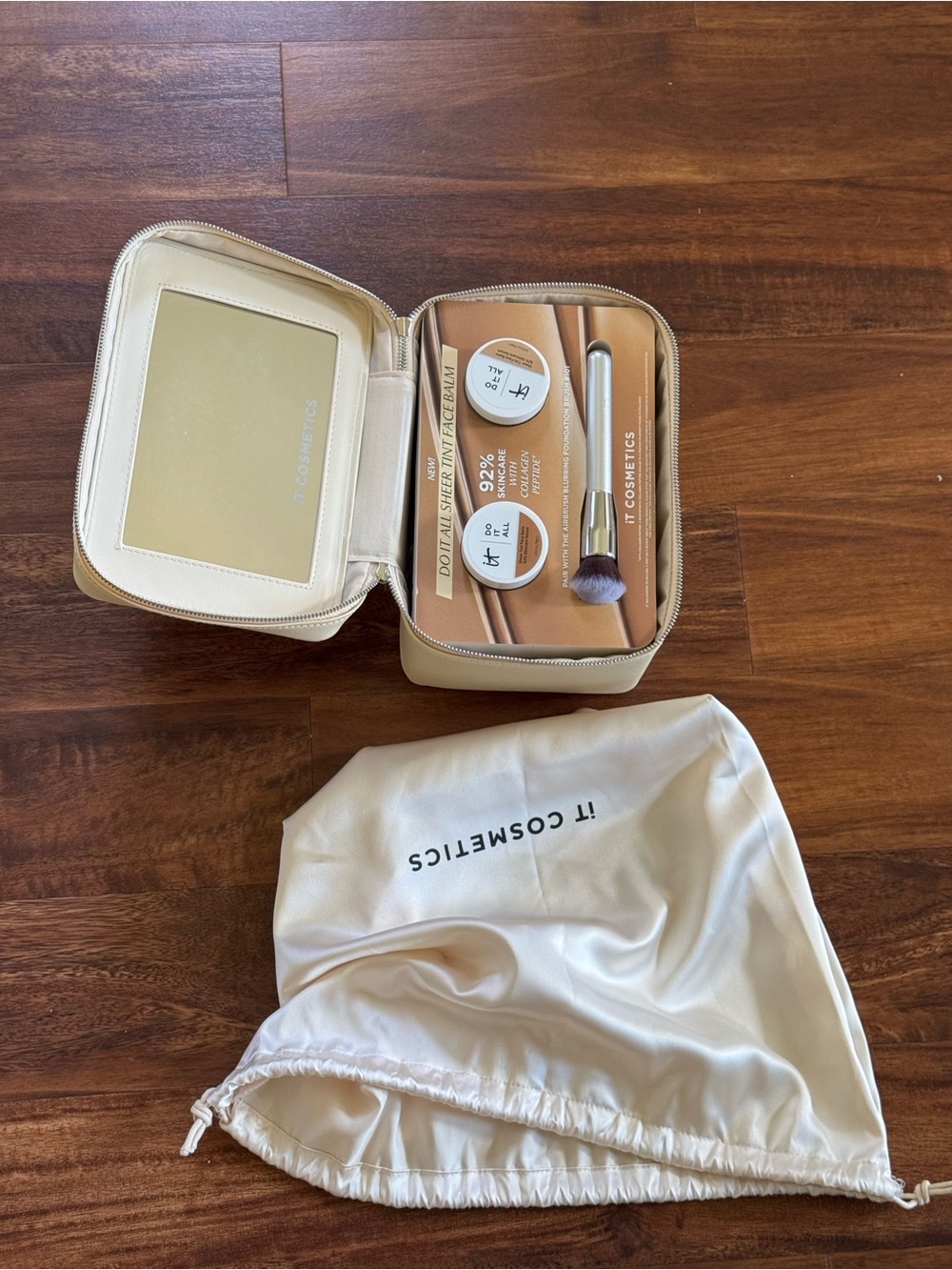 IT COSMETICS products all brandnew with makeup bag included • check photos